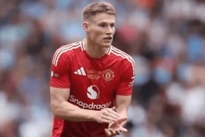 曼联夏窗大动作：套现 2 亿重建，锁定多特中卫补强后防