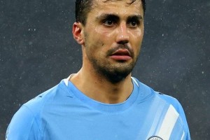 免费离队也不低价出售给皇马，曼城开出高薪合同，罗德里别无选择